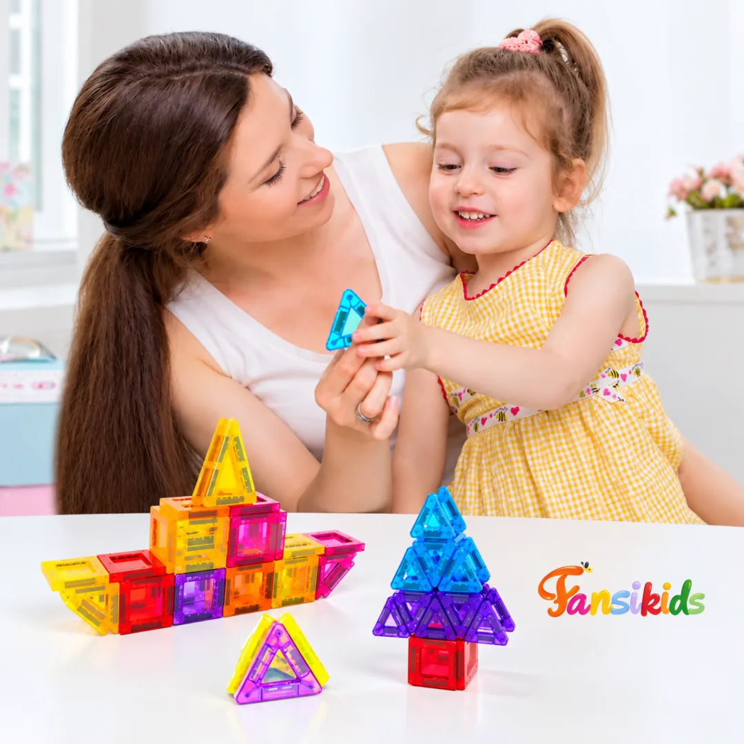 Mãe e filha sorrindo enquanto montam construções com as peças magnéticas