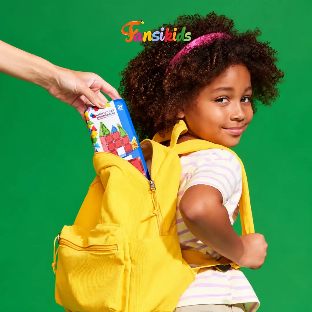 Mãe colocando o estojo Mini Magnético na mochila amarela da filha
